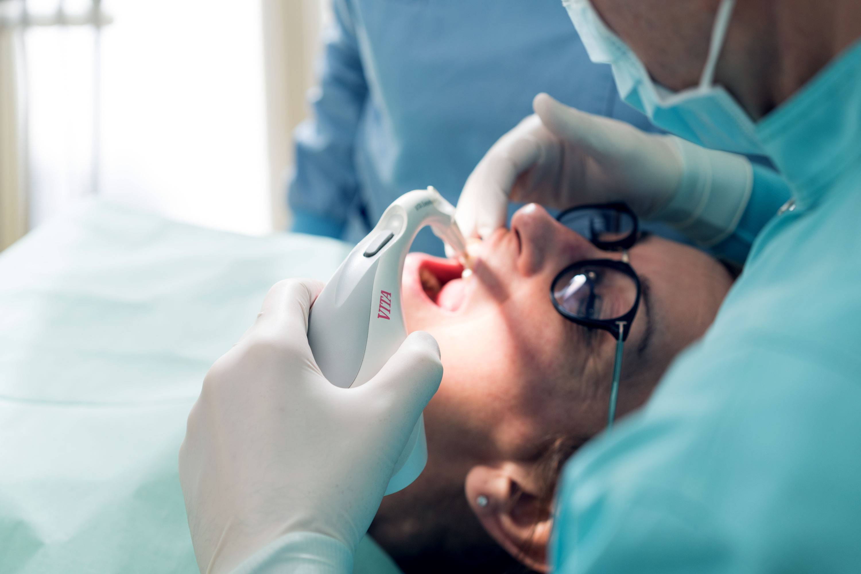 studio-dentistico-ballestrasse-besana-brianza-spettrofotometro-2